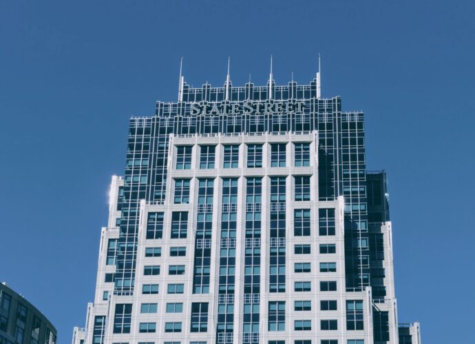 StateStreet shares fall