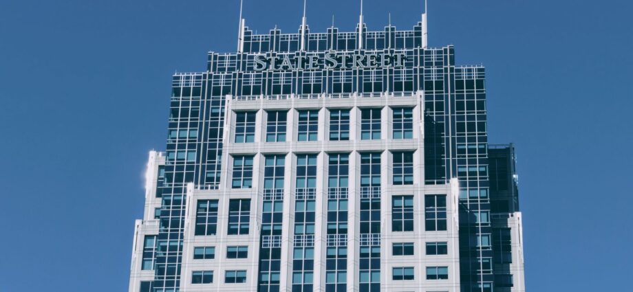 StateStreet shares fall